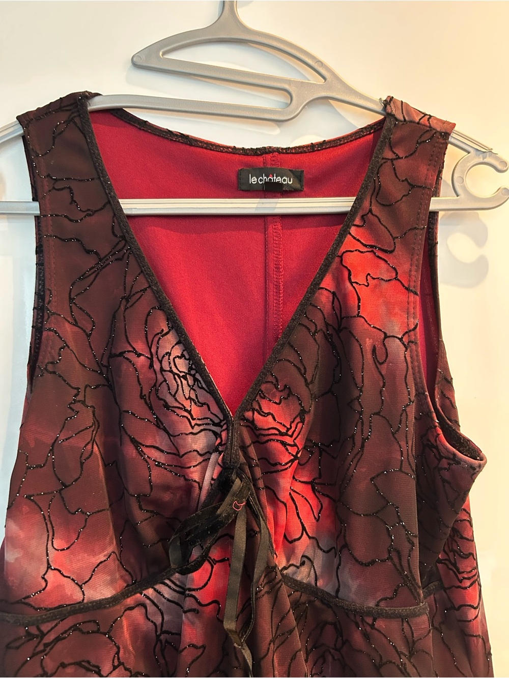Beautiful Vintage Le Chateau Y2K Red Floral Print Women's Dress with tie detail